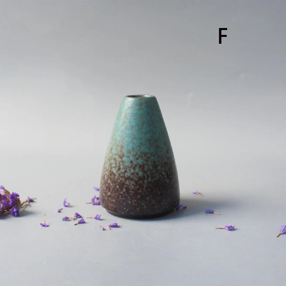 Ceramic small vase, home decoration handicraft desktop decoration, black small vase simple Japanese decoration
