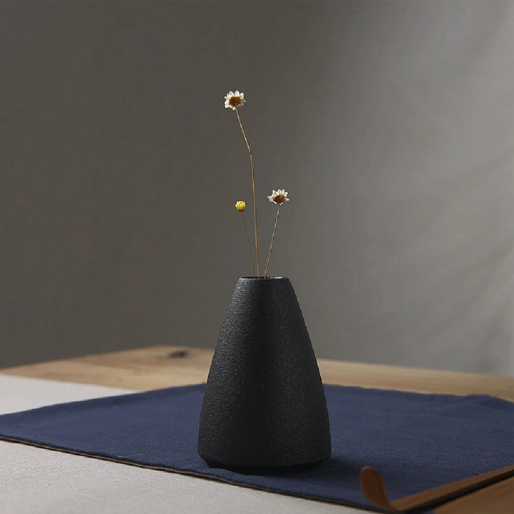 Ceramic small vase, home decoration handicraft desktop decoration, black small vase simple Japanese decoration
