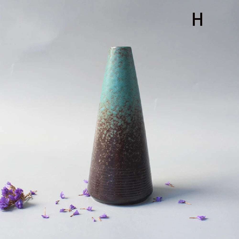 Ceramic small vase, home decoration handicraft desktop decoration, black small vase simple Japanese decoration