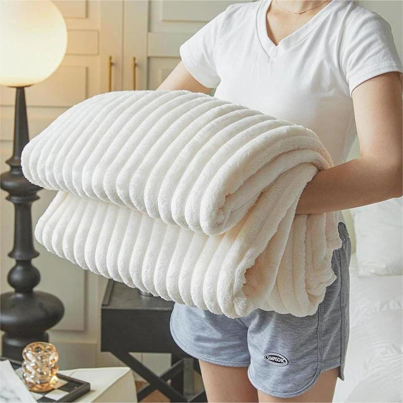 1pc Fluffy Coral Velvet Blanket Air-Conditioned Flannel Plush Comfortable Thickened and Warm Soft Plush Throw Blanket Bed Cover