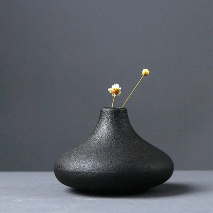 Schwarze Keramik kleine Vase Home Dekoration Crafts Tabletop Ornament Simplicity Japanische Dekoration im Stil