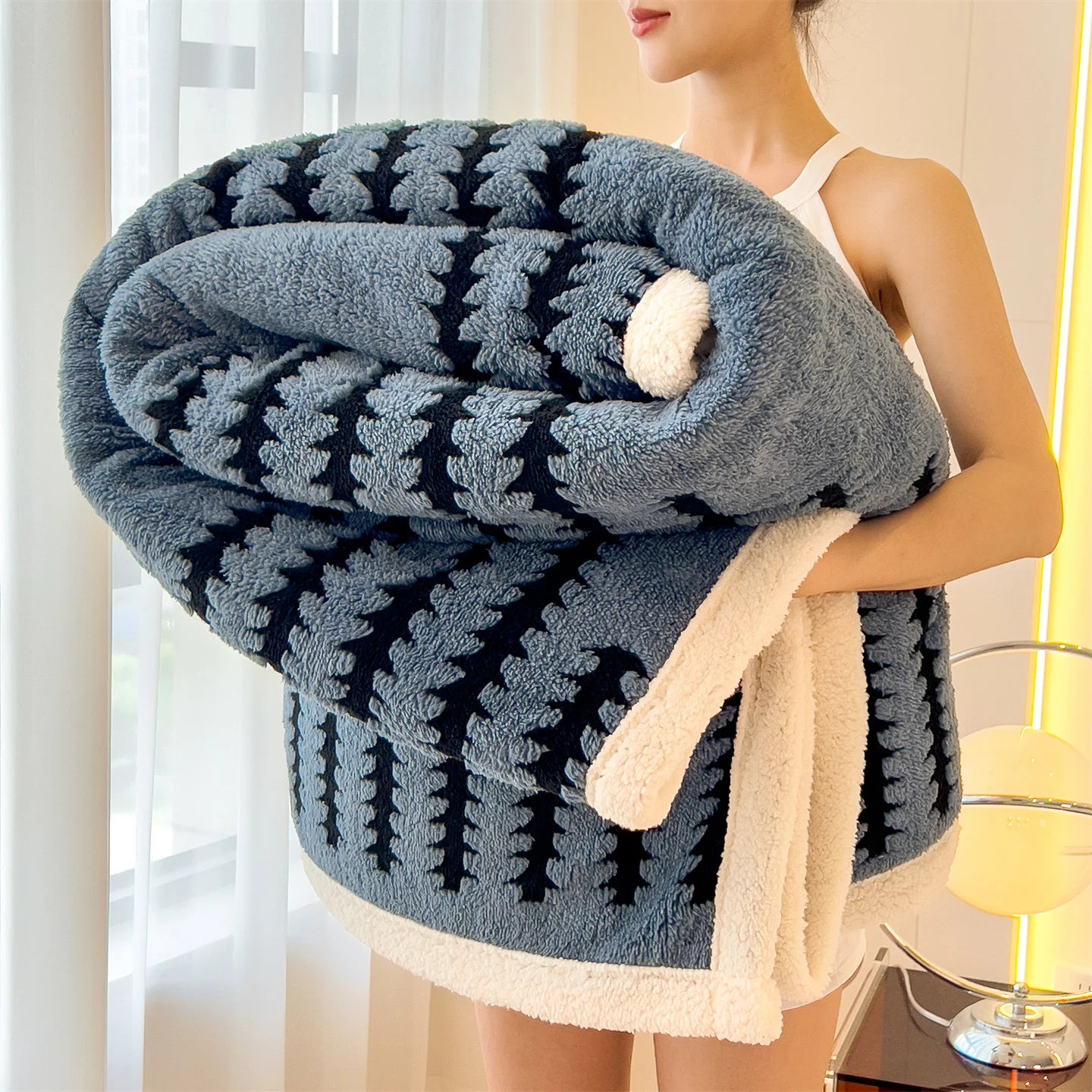 1pc The soft Taff velvet blanket, a warm and comfortable cover blanket, is suitable for office naps, bedrooms and sofas