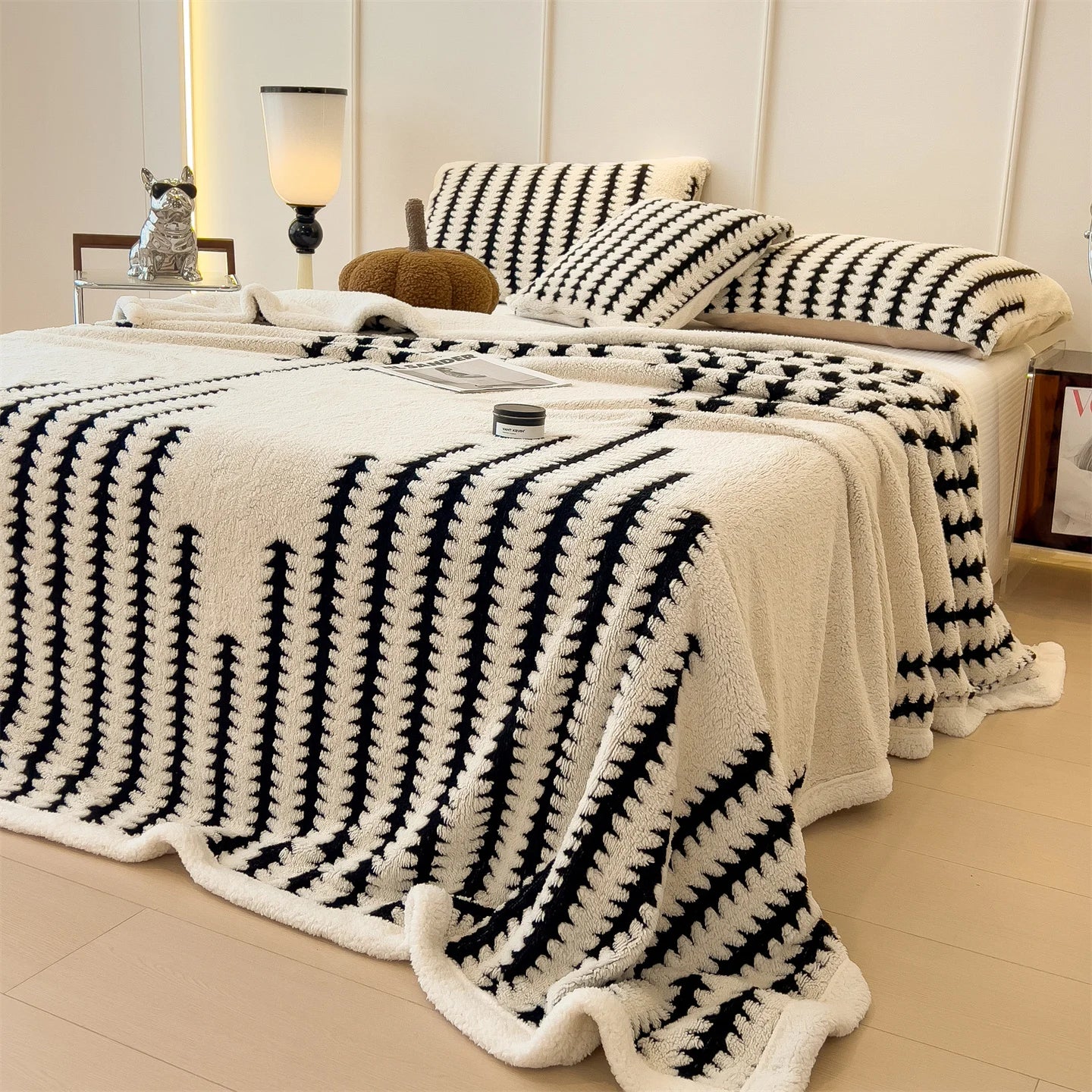 1pc The soft Taff velvet blanket, a warm and comfortable cover blanket, is suitable for office naps, bedrooms and sofas