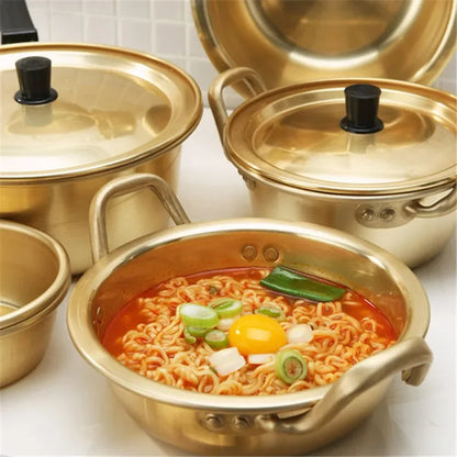 Fideos de ramen de estilo coreano sopa de aluminio sopa de aluminio sopa caliente fideos oodles mike sopa de huevo cocinando cocina de cocina de cocina dorada