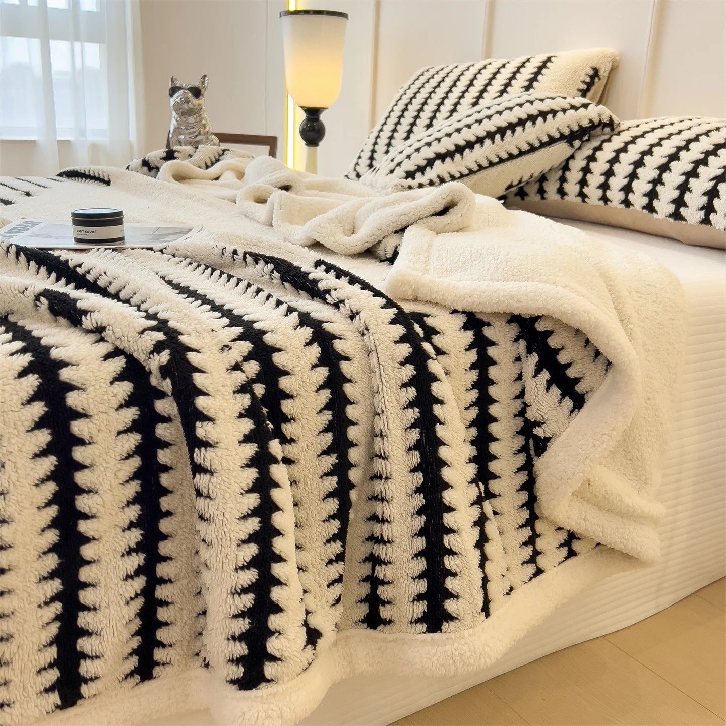 1pc The soft Taff velvet blanket, a warm and comfortable cover blanket, is suitable for office naps, bedrooms and sofas