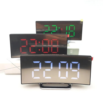 Miroir à écran courbe LED Corloge numérique créative Création d'alarme numérique avec grand affichage USB Charge de cheminée Propulted Table Clock