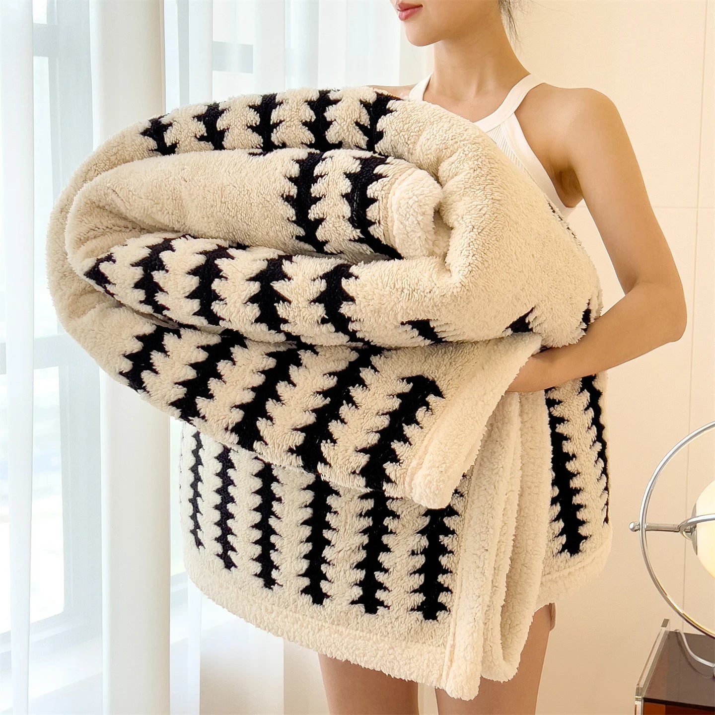 1pc The soft Taff velvet blanket, a warm and comfortable cover blanket, is suitable for office naps, bedrooms and sofas