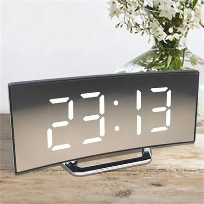 Miroir à écran courbe LED Corloge numérique créative Création d'alarme numérique avec grand affichage USB Charge de cheminée Propulted Table Clock