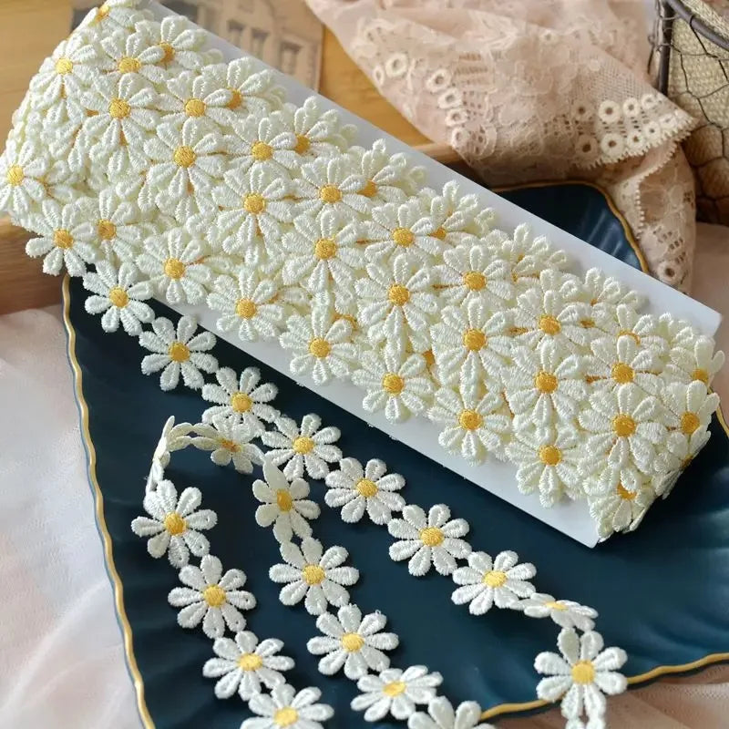 2,2cm ευρύ όμορφο λευκό κεντημένο Daisy Lace Fabric 3D Λουλούδια δαντέλα κορδέλα φόρεμα κολάρο καπέλα headwear ραφή διακόσμηση κοπής