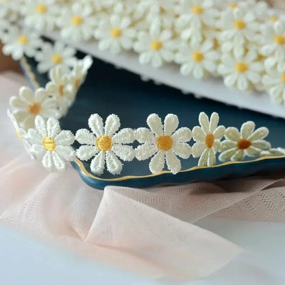 2.2cm breet schéine wäisse gefueren Daisy Lace Stoff 3d Blummen Spëtzeklekband Halsband Hatewaarm