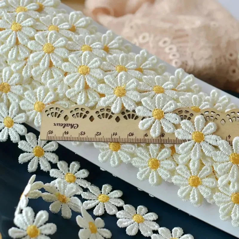 2,2cm ευρύ όμορφο λευκό κεντημένο Daisy Lace Fabric 3D Λουλούδια δαντέλα κορδέλα φόρεμα κολάρο καπέλα headwear ραφή διακόσμηση κοπής