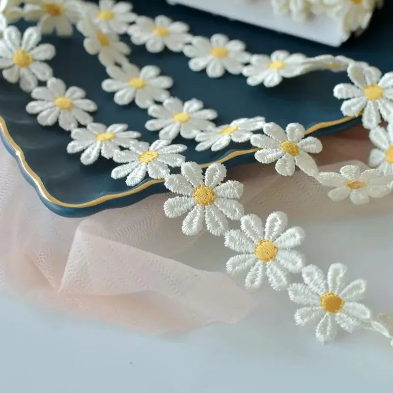 2,2cm ευρύ όμορφο λευκό κεντημένο Daisy Lace Fabric 3D Λουλούδια δαντέλα κορδέλα φόρεμα κολάρο καπέλα headwear ραφή διακόσμηση κοπής