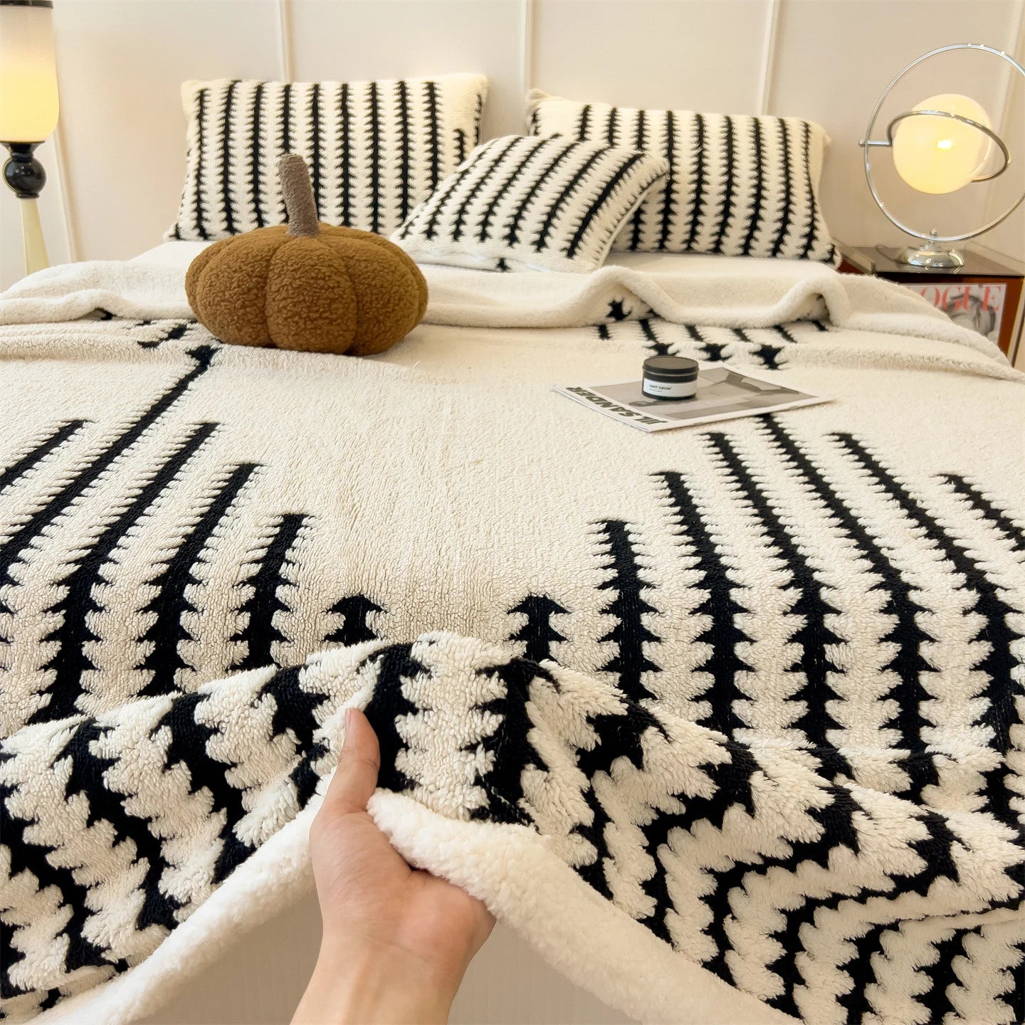 1pc The soft Taff velvet blanket, a warm and comfortable cover blanket, is suitable for office naps, bedrooms and sofas