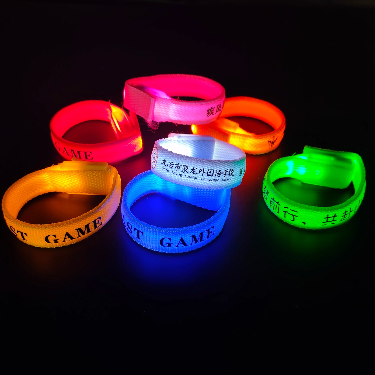 1 van de gewone vaste kleur nylon verlichte polsbandje, gloed in donkere LED -armbanden voor hardlopen en evenementen en festival