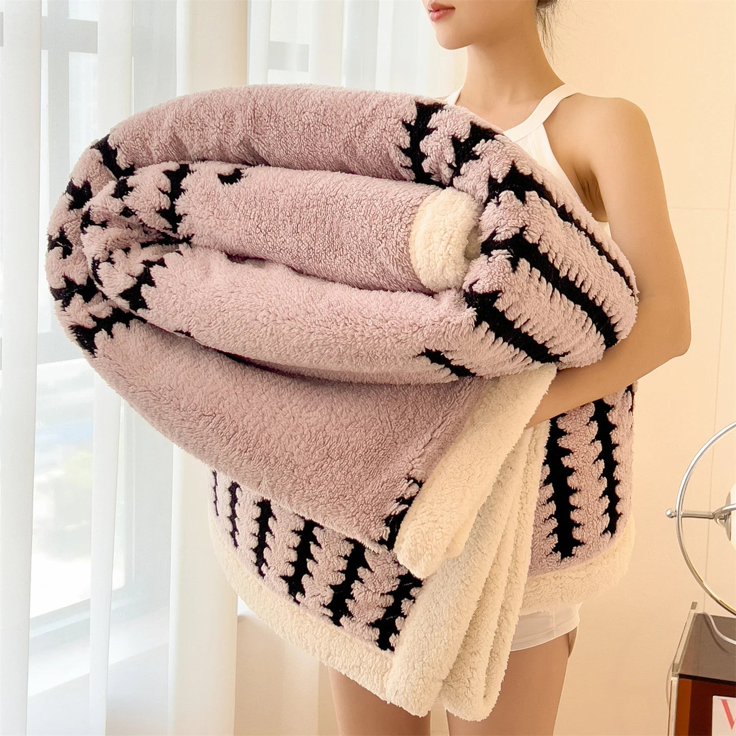 1pc The soft Taff velvet blanket, a warm and comfortable cover blanket, is suitable for office naps, bedrooms and sofas