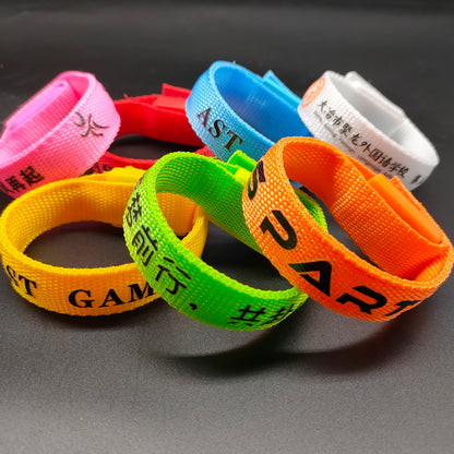 1 van de gewone vaste kleur nylon verlichte polsbandje, gloed in donkere LED -armbanden voor hardlopen en evenementen en festival