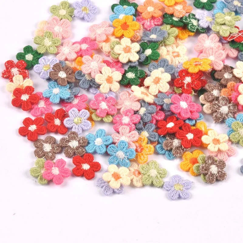 50pcs/działka wielokolorowa koronkowe aplikacje kwiatowe do DIY Hat Ubrania Sewing Sewing Decor Decor Tick-on Patches 15 mm CP3374