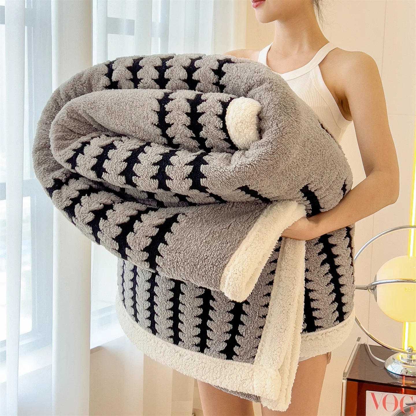 1pc The soft Taff velvet blanket, a warm and comfortable cover blanket, is suitable for office naps, bedrooms and sofas
