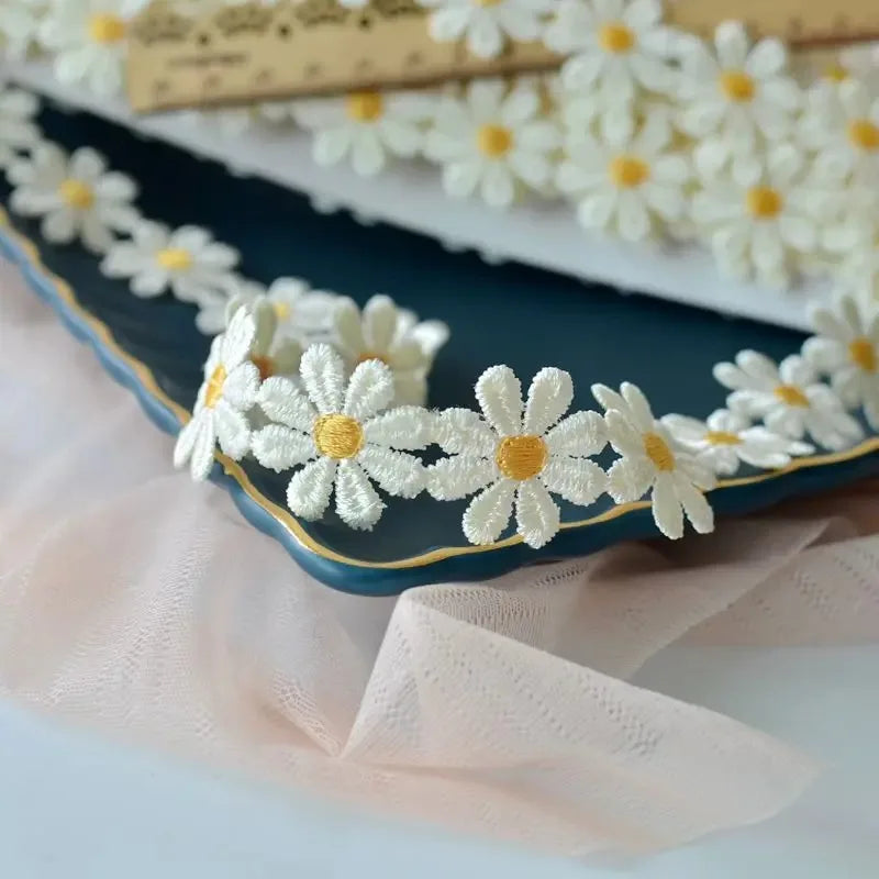 2,2cm ευρύ όμορφο λευκό κεντημένο Daisy Lace Fabric 3D Λουλούδια δαντέλα κορδέλα φόρεμα κολάρο καπέλα headwear ραφή διακόσμηση κοπής