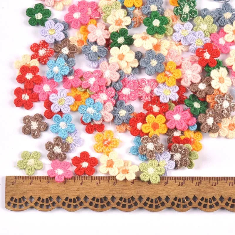 50pcs/działka wielokolorowa koronkowe aplikacje kwiatowe do DIY Hat Ubrania Sewing Sewing Decor Decor Tick-on Patches 15 mm CP3374