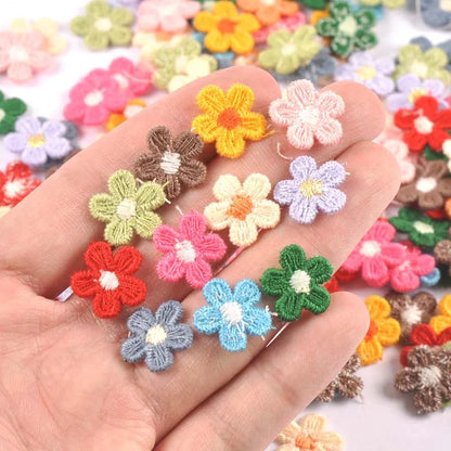 50pcs/Lot mehrfarbige Spitzenblumen-Applikationen für DIY-Hut-Kleidung Nähräume Kopfbedeckungsdekoration Stick-On-Flecken 15mm CP3374