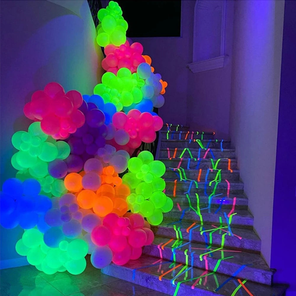 Neon fluorescencyjna impreza dostarcza neonowe balon blask w ciemnym banerowym papierze girland dekoracje